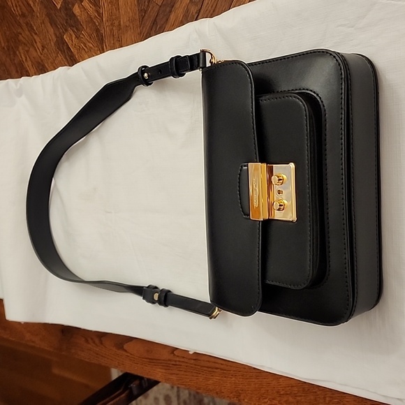 Michael Kors Handbags - Michael Kors shoulder bag